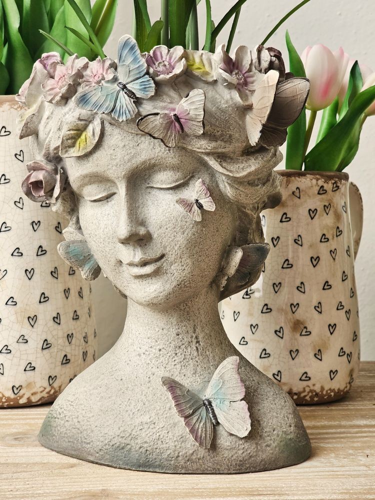 Šedý dekorativní květináč hlava ženy s květy a motýlky - 20*18*26 cm Clayre & Eef Šedý dekorativní květináč hlava ženy s květy a motýlky - 20*18*26 cm Clayre & Eef