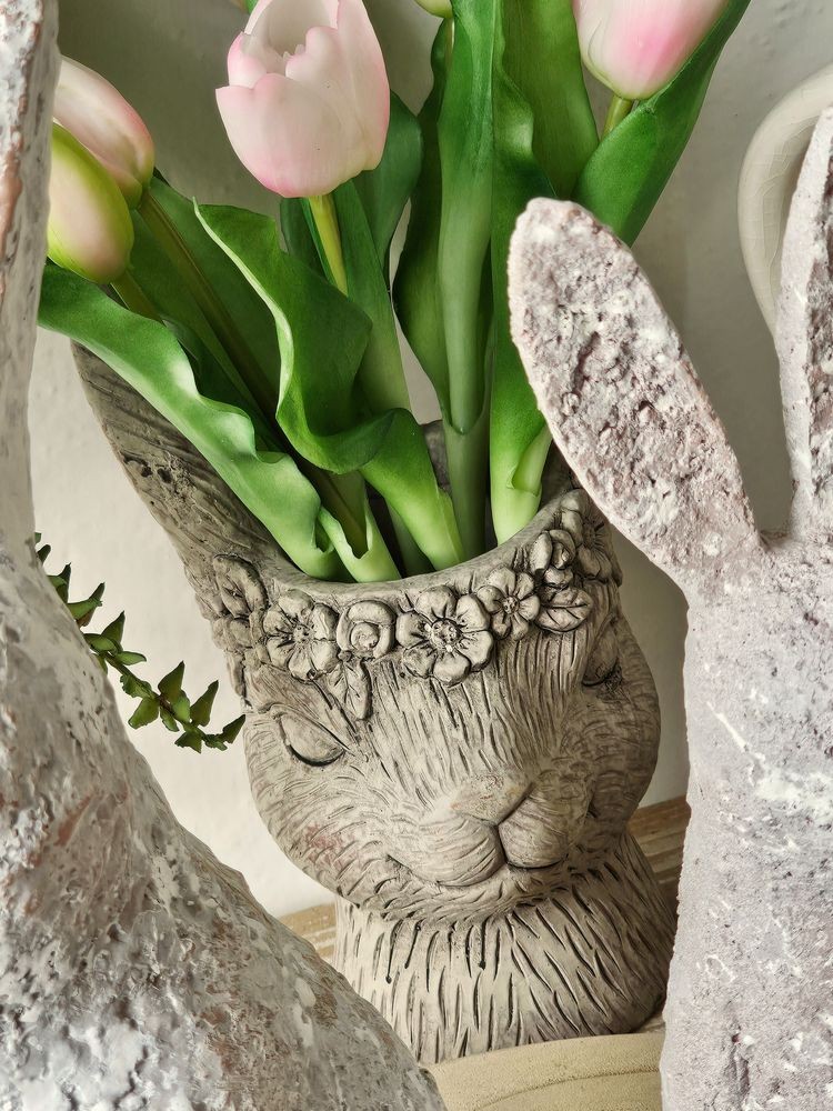 Šedý květináč v designu zaječí slečny s květinami - 13*13*21 cm Clayre & Eef Šedý květináč v designu zaječí slečny s květinami - 13*13*21 cm Clayre & Eef