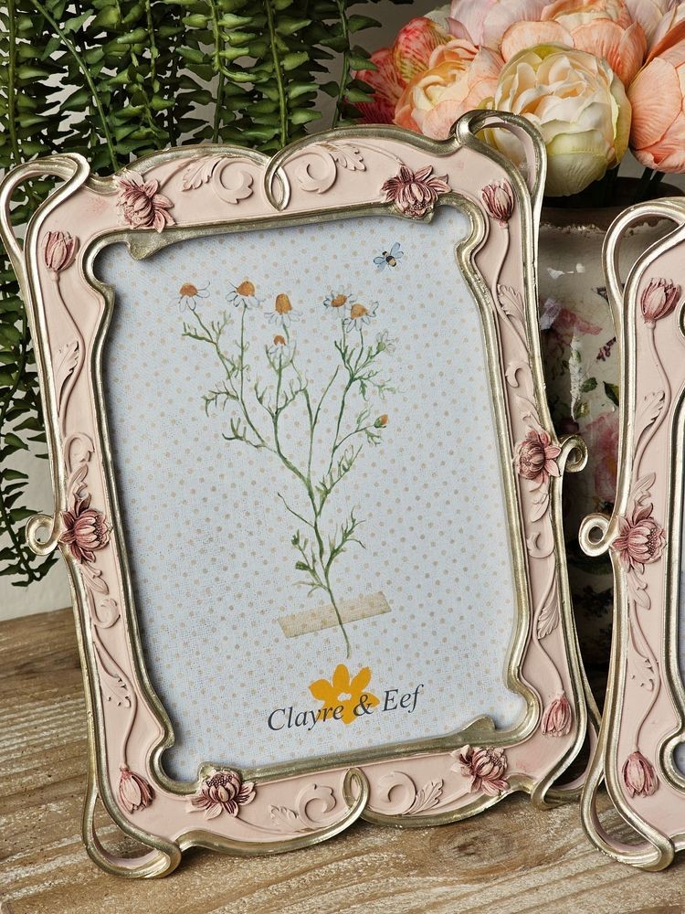 Pastelově růžový fotorámeček se zdobením a květy - 19*2*24 cm / 13*18 cm Clayre & Eef Pastelově růžový fotorámeček se zdobením a květy - 19*2*24 cm / 13*18 cm Clayre & Eef