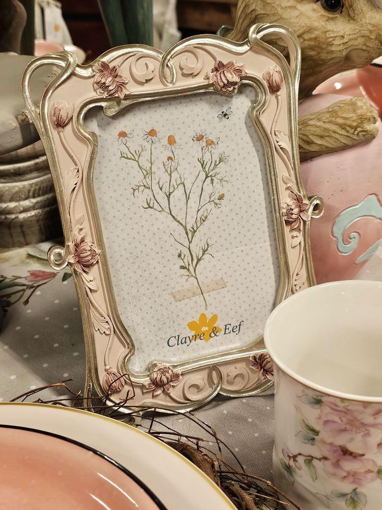 Pastelově růžový fotorámeček se zdobením a květy - 16*2*21 cm / 10*15 cm Clayre & Eef Pastelově růžový fotorámeček se zdobením a květy - 16*2*21 cm / 10*15 cm Clayre & Eef