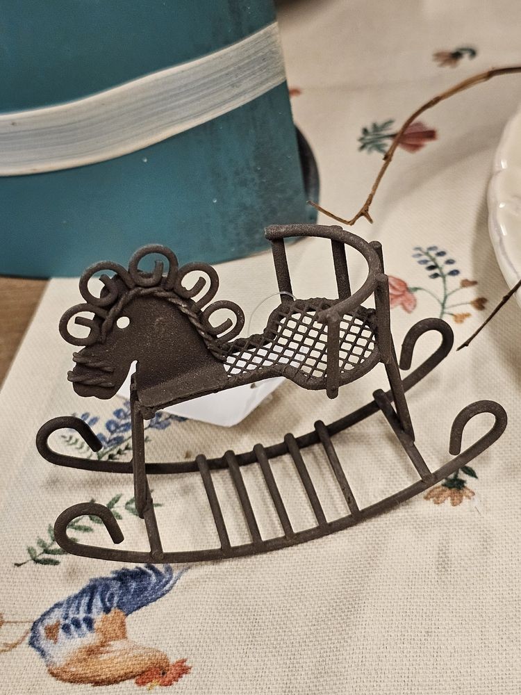 Hnědá dekorativní kovová figurka houpací koník - 9*3*6 cm Clayre & Eef Hnědá dekorativní kovová figurka houpací koník - 9*3*6 cm Clayre & Eef