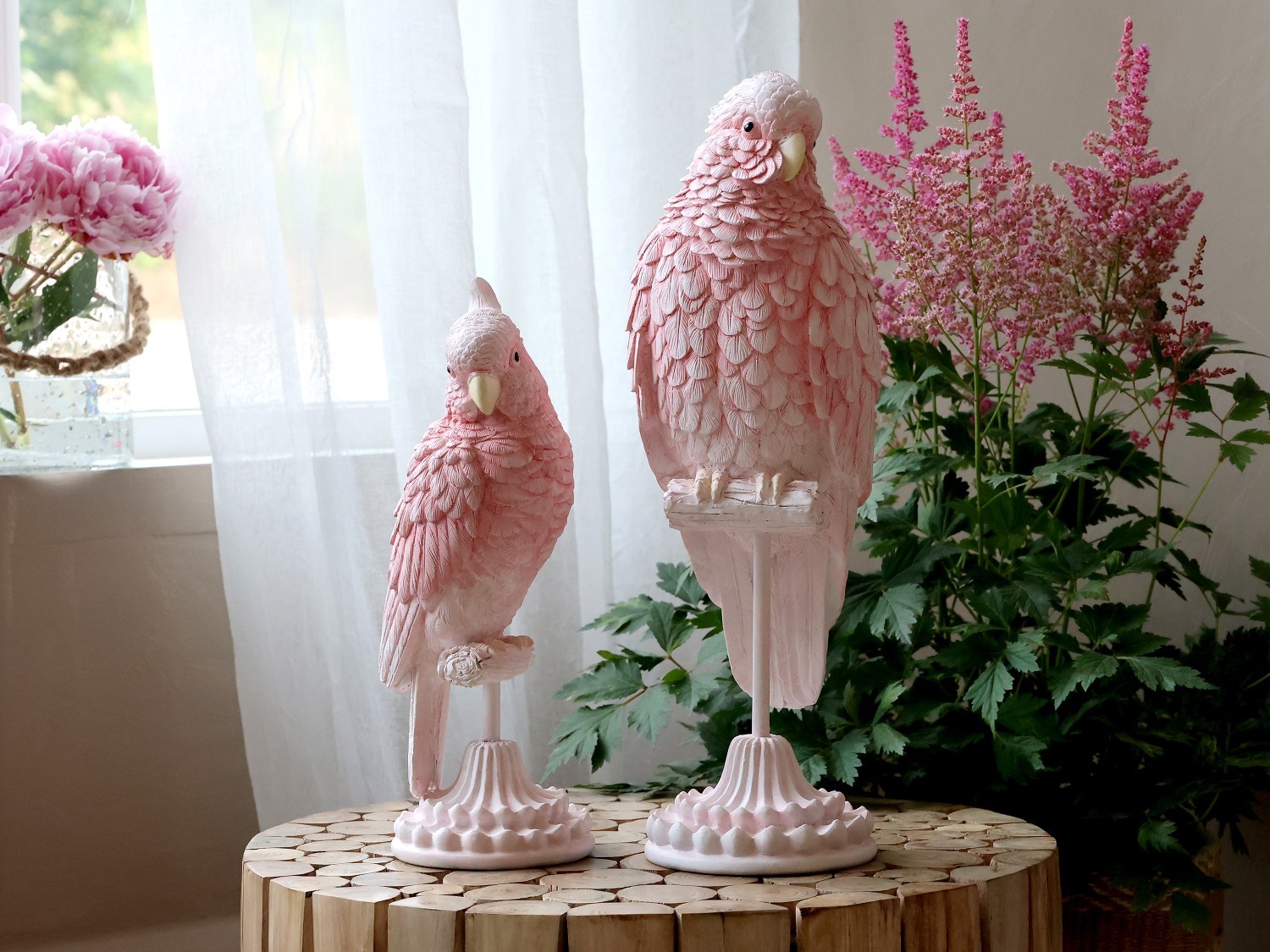 Růžová dekorace papoušek na podstavci Parroté - 12*12*37 cm Chic Antique Růžová dekorace papoušek na podstavci Parroté - 12*12*37 cm Chic Antique