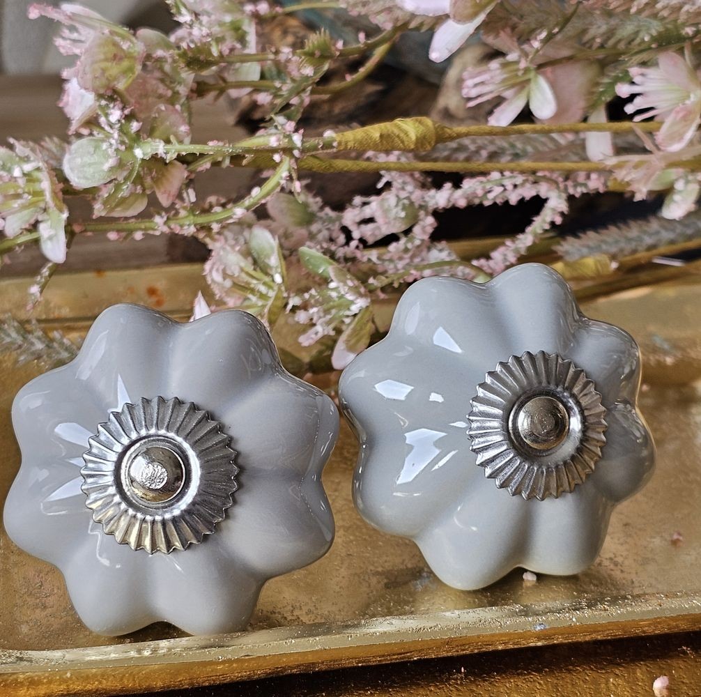 Světle šedá keramická úchytka ve tvaru květu - Ø 5 cm Clayre & Eef Světle šedá keramická úchytka ve tvaru květu - Ø 5 cm Clayre & Eef