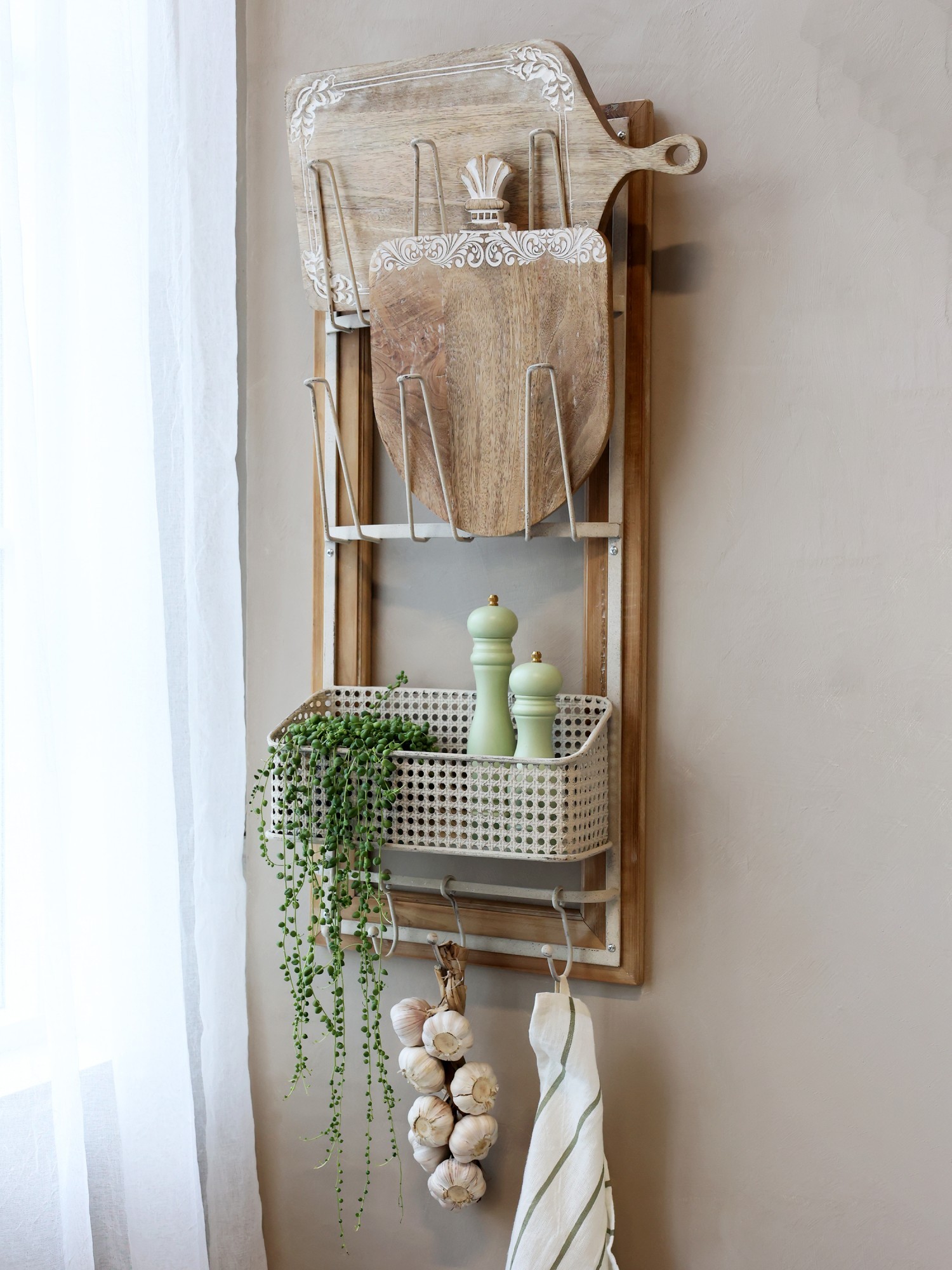 Krémová antik dřevěno-kovová nástěnná polička s háčky Old Shelf - 40*15*90 cm Chic Antique Krémová antik dřevěno-kovová nástěnná polička s háčky Old Shelf - 40*15*90 cm Chic Antique