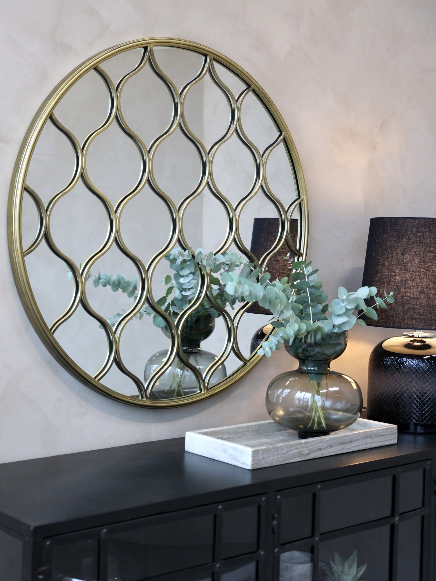 Mosazné antik kulaté kovové nástěnné zrcadlo Adria - Ø 85*3 cm Chic Antique Mosazné antik kulaté kovové nástěnné zrcadlo Adria - Ø 85*3 cm Chic Antique