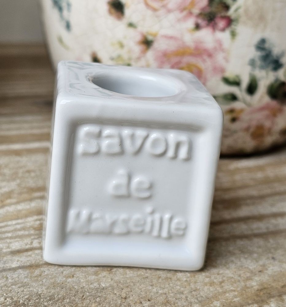 Bílý porcelánový držák na kartáček Savon de Marseille - 4*4*4 / Ø 2,2/ Ø 2,9 cm Clayre & Eef Bílý porcelánový držák na kartáček Savon de Marseille - 4*4*4 / Ø 2,2/ Ø 2,9 cm Clayre & Eef