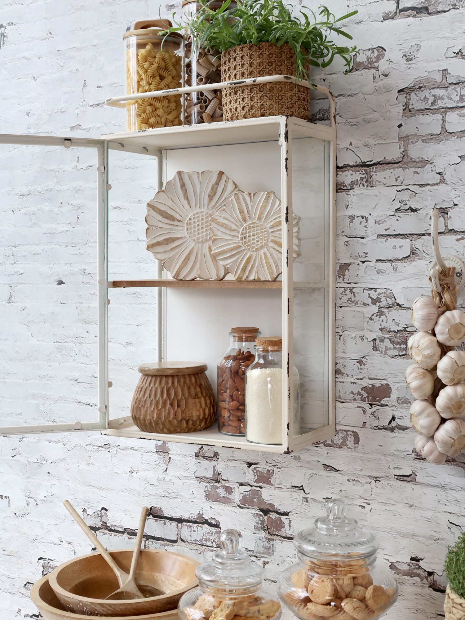 Krémová antik nástěnná kovová skříňka s dvířky Venni - 35*18*56 cm Chic Antique Krémová antik nástěnná kovová skříňka s dvířky Venni - 35*18*56 cm Chic Antique