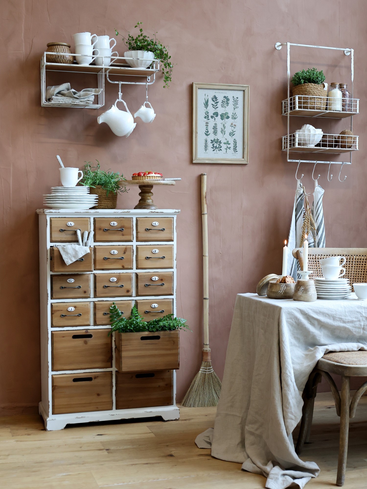 Krémová antik kovová nástěnná polička s háčky Old Shelf - 48*18*77 cm Chic Antique Krémová antik kovová nástěnná polička s háčky Old Shelf - 48*18*77 cm Chic Antique