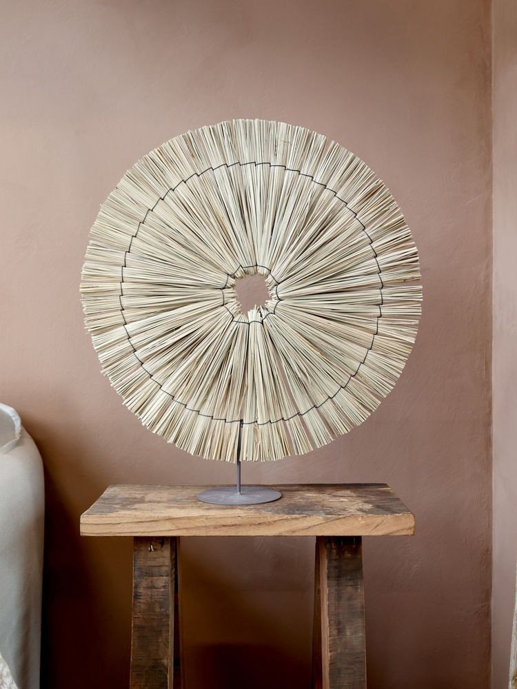 Stolní dekorace z mořské trávy ve tvaru kruhu na noze - 45*11*50 cm Chic Antique Stolní dekorace z mořské trávy ve tvaru kruhu na noze - 45*11*50 cm Chic Antique