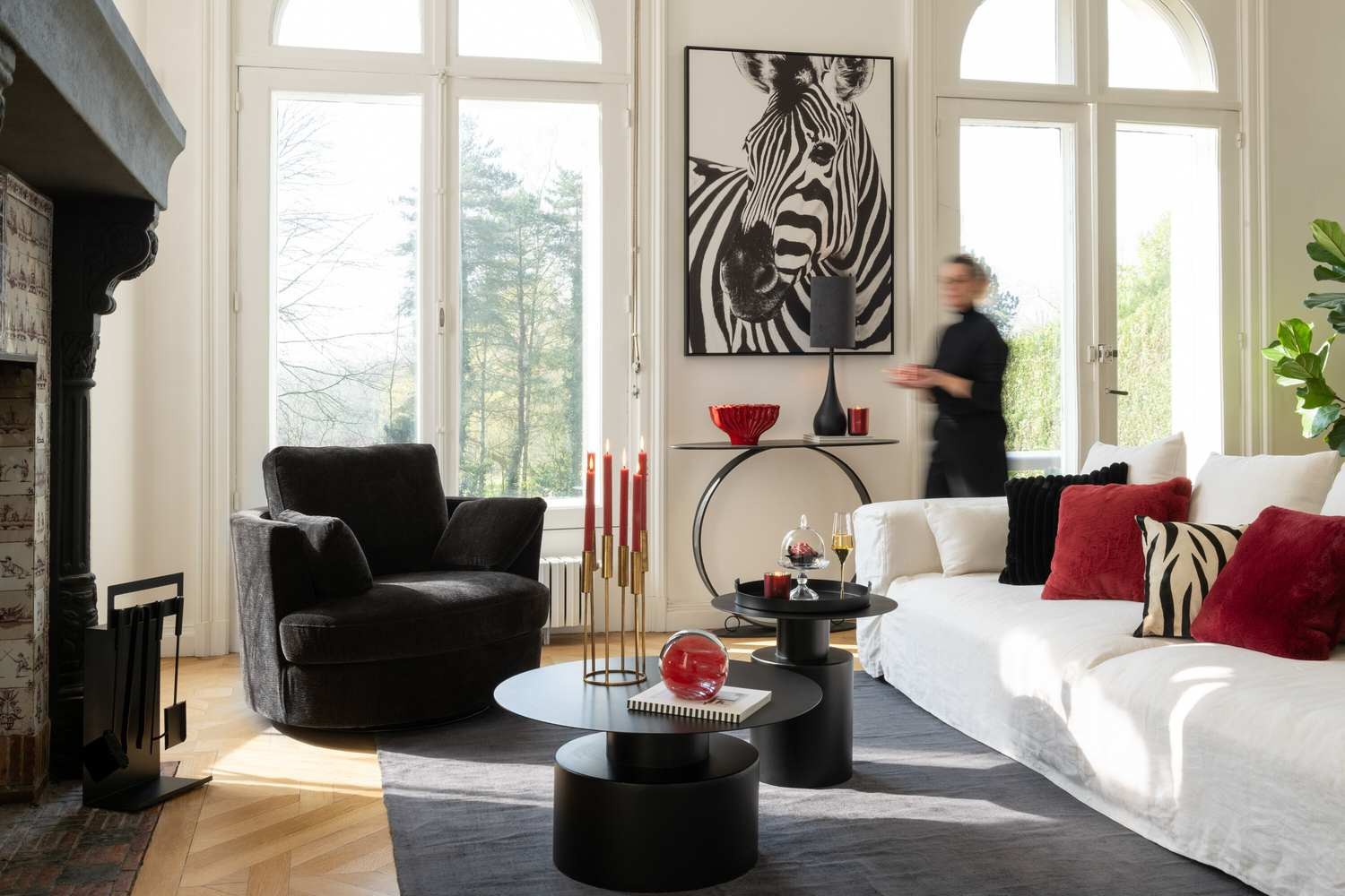 Tmavě hnědé relaxační křeslo Swivel - 100*109*89cm J-Line by Jolipa Tmavě hnědé relaxační křeslo Swivel - 100*109*89cm J-Line by Jolipa