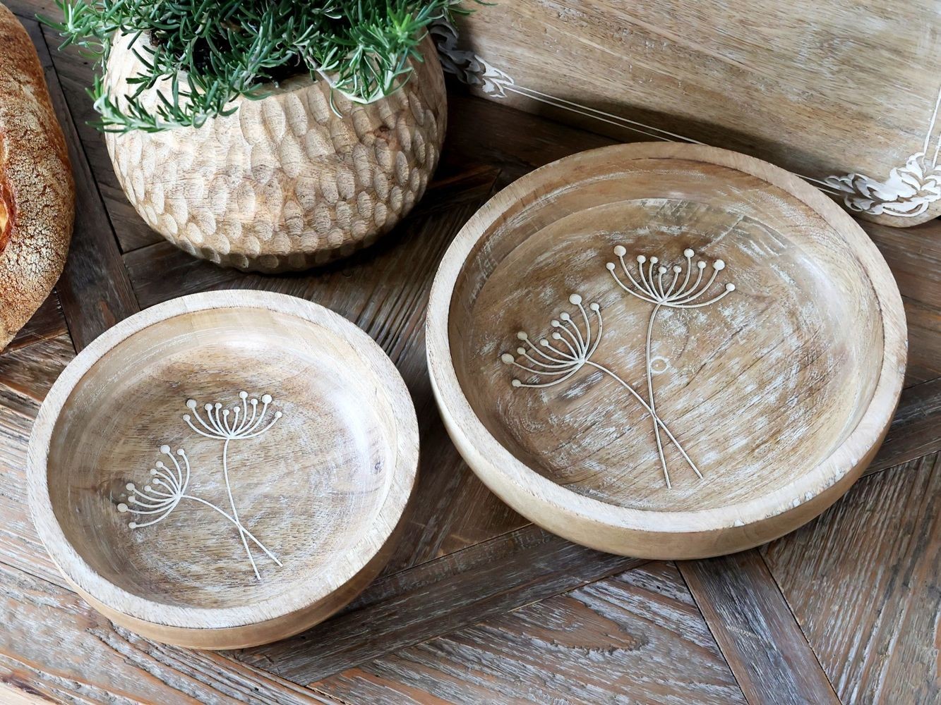 Dřevěná servírovací miska z mangového dřeva Tours Bowl - Ø 25*5 cm/ 1100ml Chic Antique Dřevěná servírovací miska z mangového dřeva Tours Bowl - Ø 25*5 cm/ 1100ml Chic Antique