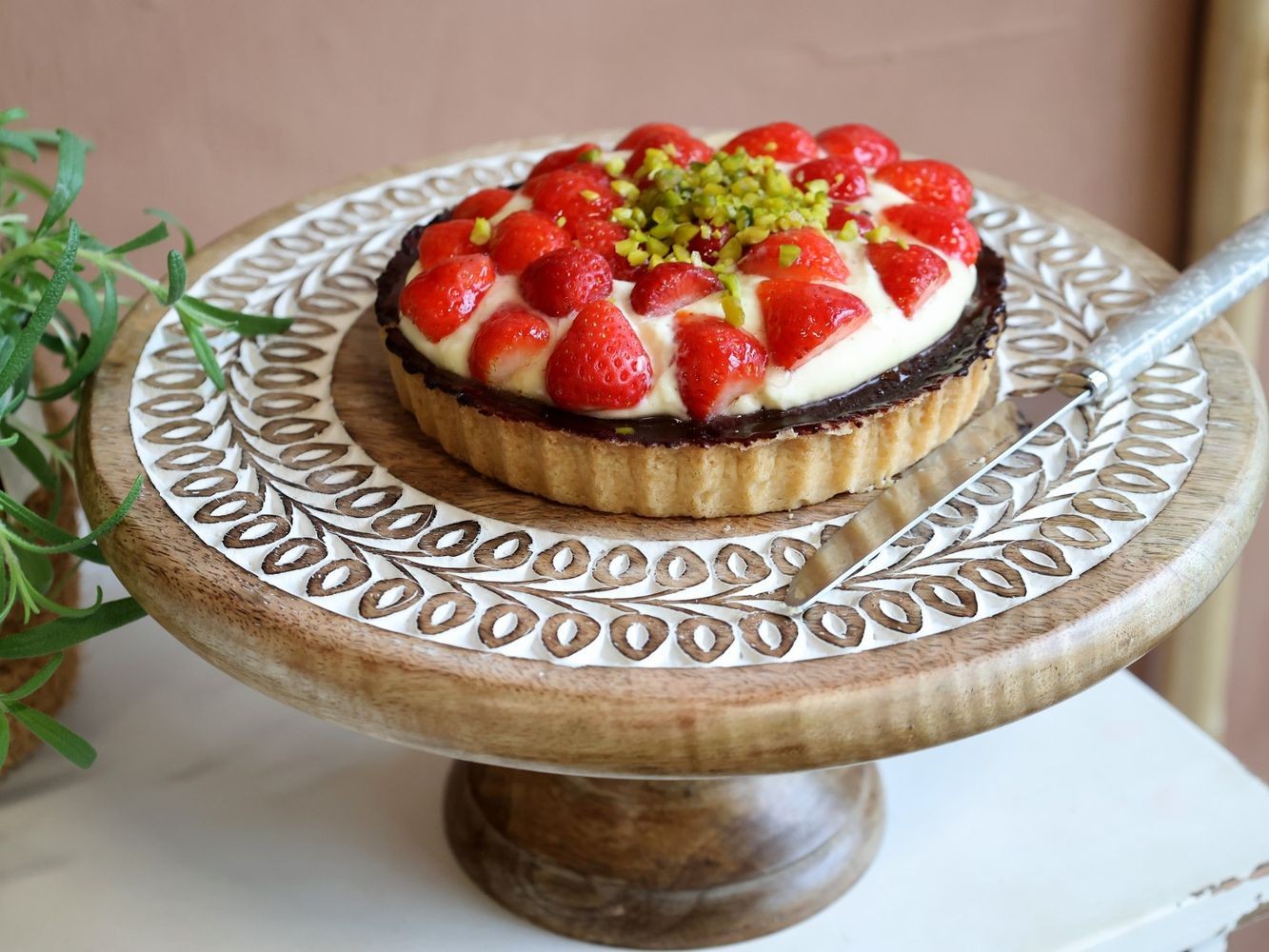Dřevěný servírovací podnos na noze na dort Tours Tray - Ø 30*14 cm Chic Antique Dřevěný servírovací podnos na noze na dort Tours Tray - Ø 30*14 cm Chic Antique