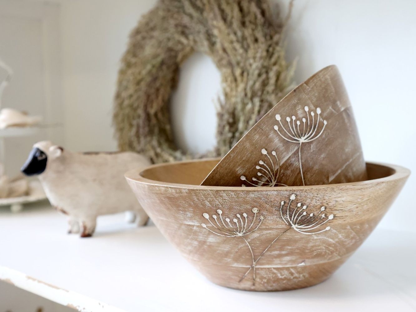 Dřevěná servírovací miska z mangového dřeva Tours Bowl - Ø 25*9 cm Chic Antique Dřevěná servírovací miska z mangového dřeva Tours Bowl - Ø 25*9 cm Chic Antique