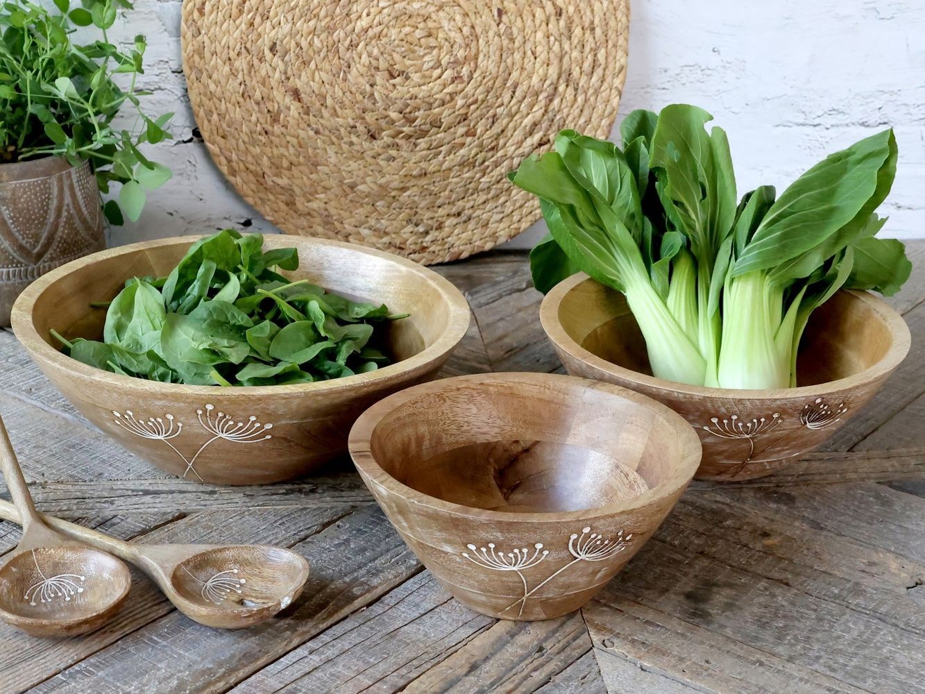 Dřevěná servírovací mísa z mangového dřeva Tours Bowl - Ø 30*10 cm Chic Antique Dřevěná servírovací mísa z mangového dřeva Tours Bowl - Ø 30*10 cm Chic Antique