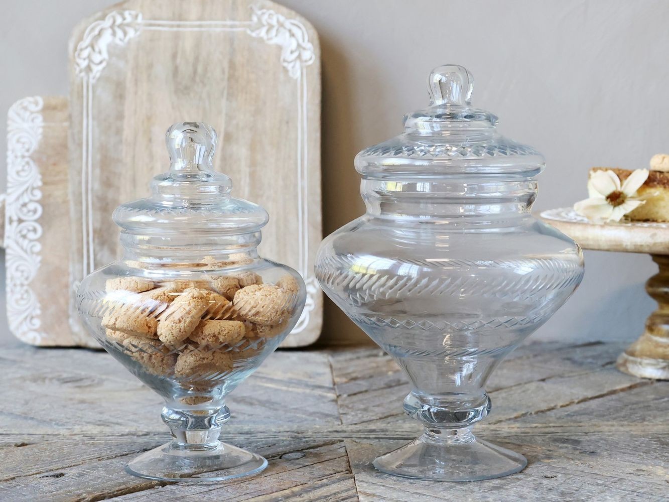 Skleněná nádoba dóza na noze s víkem Trinna - Ø 15*23 cm / 1 L Chic Antique Skleněná nádoba dóza na noze s víkem Trinna - Ø 15*23 cm / 1 L Chic Antique