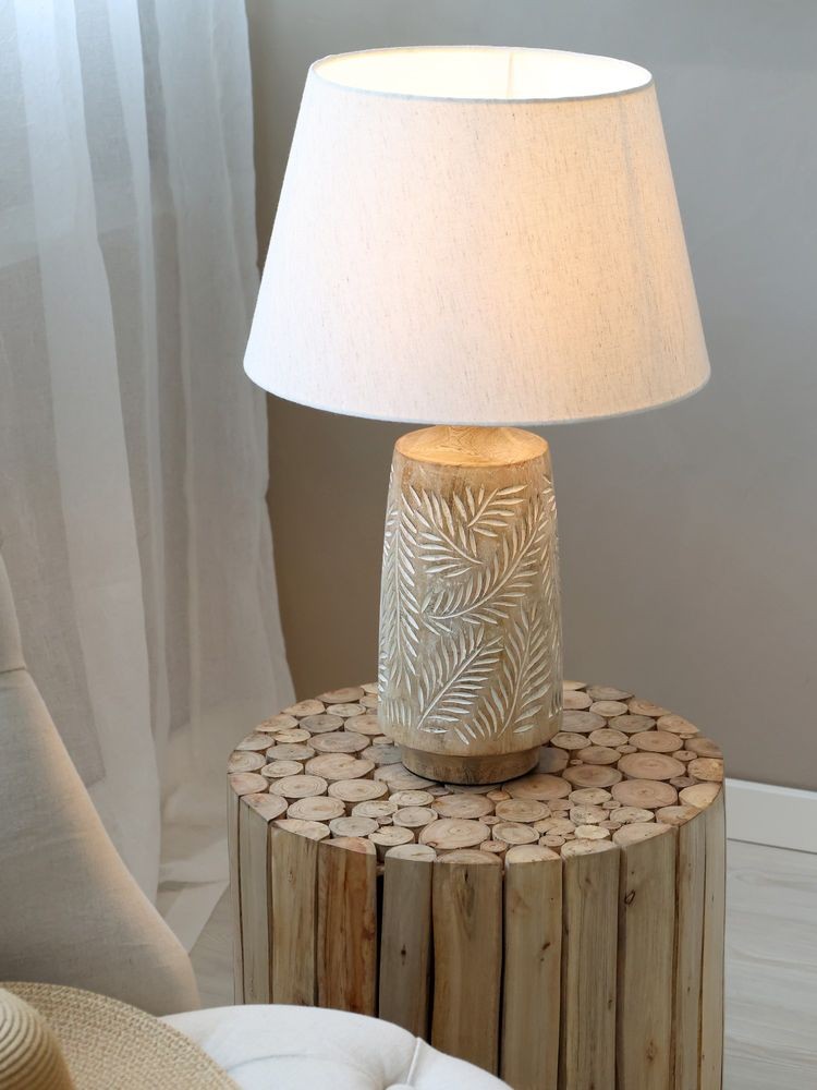 Stolní lampa s dřevěnou základnou a lněným stínidlem Pipp - 37*57 cm/ E27 Chic Antique Stolní lampa s dřevěnou základnou a lněným stínidlem Pipp - 37*57 cm/ E27 Chic Antique