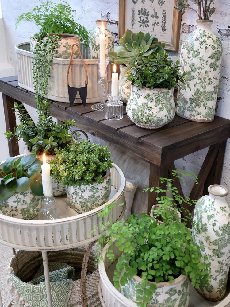 2ks krémový antik kovový stolek na květiny Jimmo - Ø 48*62/ Ø 38*50 cm Chic Antique 2ks krémový antik kovový stolek na květiny Jimmo - Ø 48*62/ Ø 38*50 cm Chic Antique