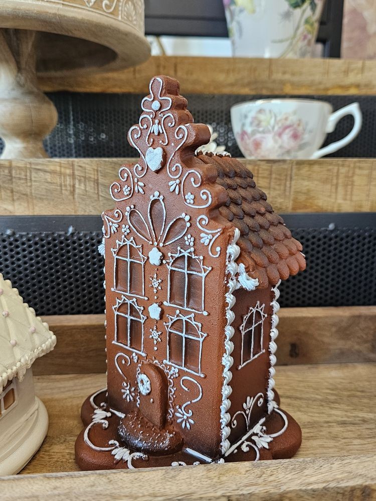 Hnědá vánoční svítící perníková chaloupka Gingerbread House - 13*13*20 cm Clayre & Eef Hnědá vánoční svítící perníková chaloupka Gingerbread House - 13*13*20 cm Clayre & Eef