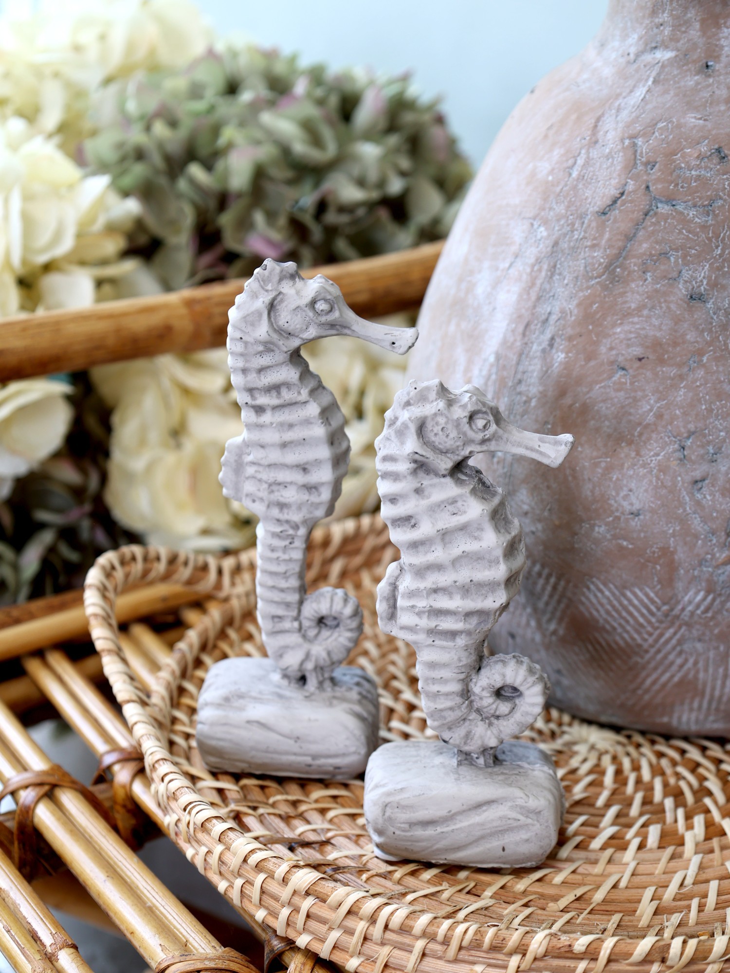 Šedá cementová dekorace mořský koník na podstavci - 8*6*17 cm Chic Antique Šedá cementová dekorace mořský koník na podstavci - 8*6*17 cm Chic Antique