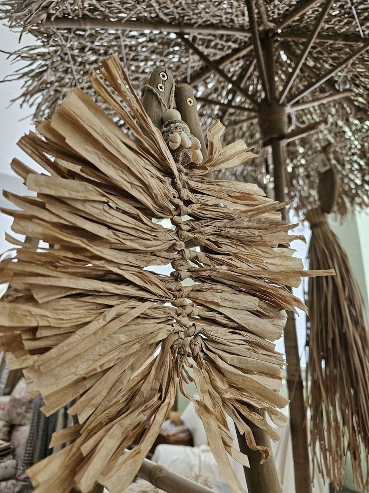 Přírodní závěsná dekorace ve tvaru listu Raffia - 25*4*27/ 35 cm J-Line by Jolipa Přírodní závěsná dekorace ve tvaru listu Raffia - 25*4*27/ 35 cm J-Line by Jolipa