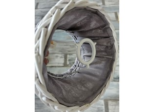 Bílé proutěné stínidlo se šedou látkou a krajkou - Ø 20*14 cm / E27