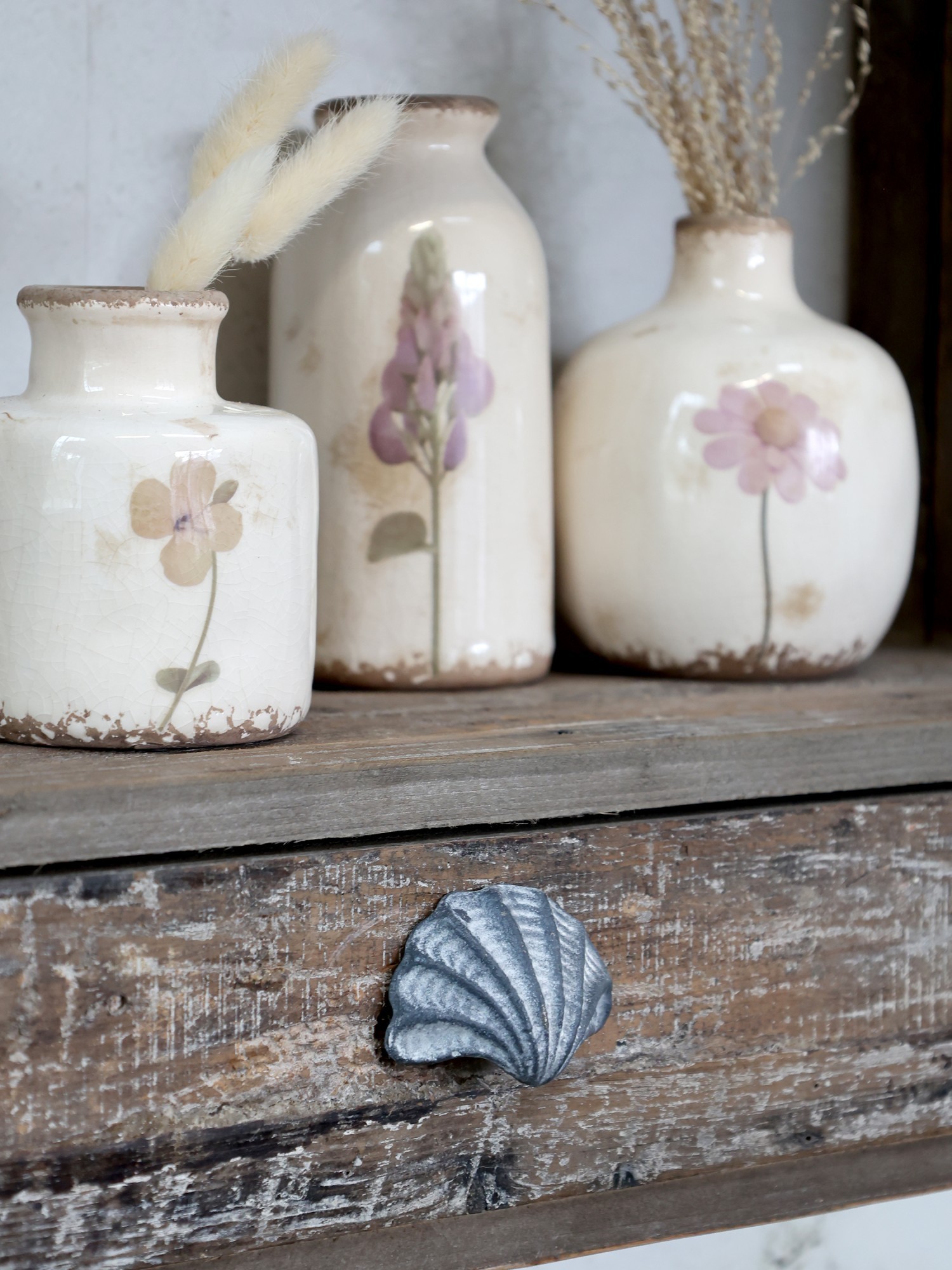 Šedá antik litinová úchytka mušle Shell - 6*4*4,5 cm Chic Antique Šedá antik litinová úchytka mušle Shell - 6*4*4,5 cm Chic Antique