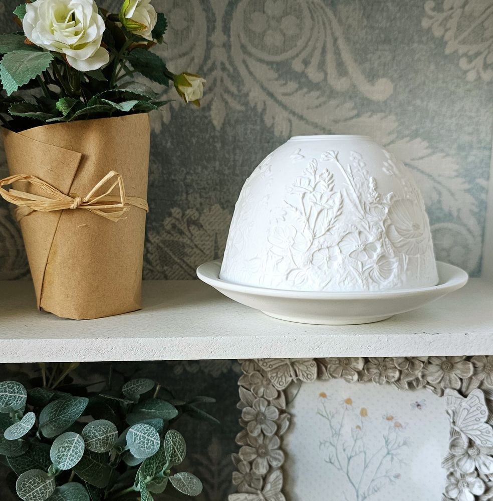 Bílý porcelánový svícen na čajovou svíčku s květinami Paollo - Ø 12 * 8 cm Clayre & Eef Bílý porcelánový svícen na čajovou svíčku s květinami Paollo - Ø 12 * 8 cm Clayre & Eef