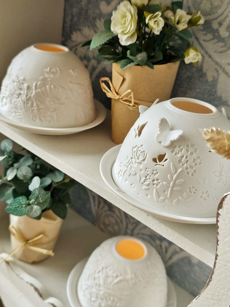 Bílý porcelánový svícen na čajovou svíčku s květinami a ptáčky Paollo - Ø 12 * 8 cm Clayre & Eef Bílý porcelánový svícen na čajovou svíčku s květinami a ptáčky Paollo - Ø 12 * 8 cm Clayre & Eef