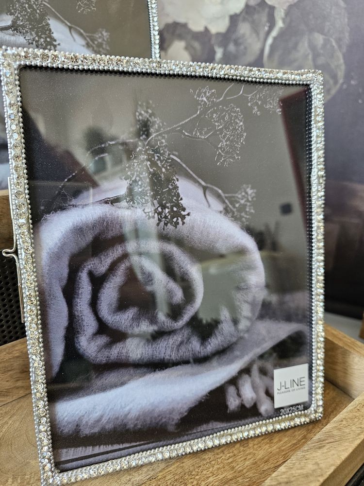 Stříbrný kovový fotorámeček s kamínky Jewel XL - 20*25 cm J-Line by Jolipa Stříbrný kovový fotorámeček s kamínky Jewel XL - 20*25 cm J-Line by Jolipa