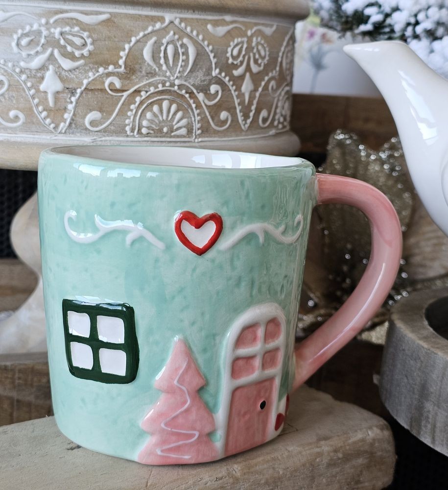 Zelený keramický hrnek v dekoru chaloupky Gingerbread Green - 13*9*9 cm / 350 ml Clayre & Eef Zelený keramický hrnek v dekoru chaloupky Gingerbread Green - 13*9*9 cm / 350 ml Clayre & Eef