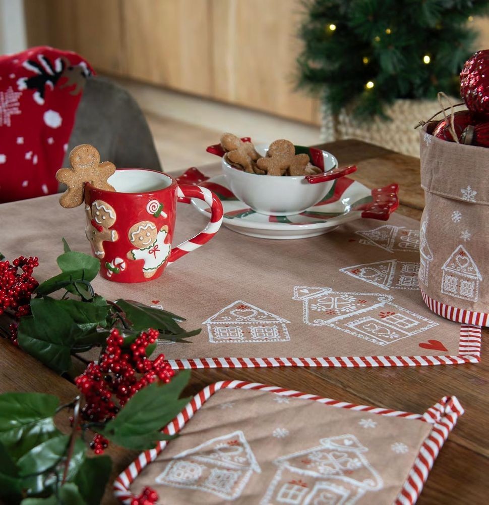 Hnědý běhoun s perníkovými chaloupkami Gingerbread Bliss - 50*160 cm Clayre & Eef Hnědý běhoun s perníkovými chaloupkami Gingerbread Bliss - 50*160 cm Clayre & Eef