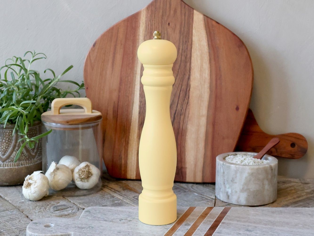 Medový dřevěný mlýnek na sůl / pepř Grinder - Ø 5*26 cm Chic Antique Medový dřevěný mlýnek na sůl / pepř Grinder - Ø 5*26 cm Chic Antique
