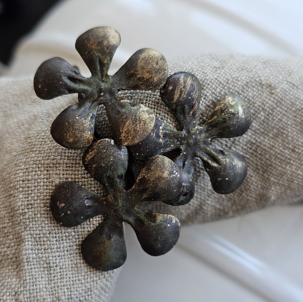 Bronzovo-černý antik kovový držák na ubrousky s kytičkou Flower - 6*5cm Chic Antique Bronzovo-černý antik kovový držák na ubrousky s kytičkou Flower - 6*5cm Chic Antique