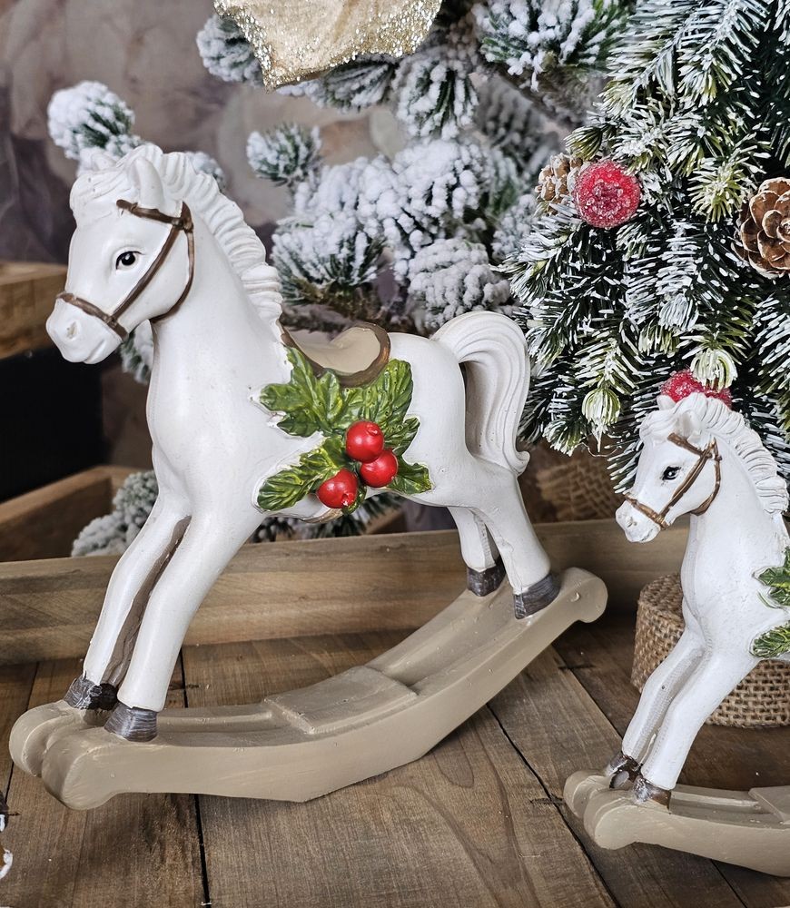 Dekorace bílý houpací koník zdobený cesmínou - 17*5*16 cm Clayre & Eef Dekorace bílý houpací koník zdobený cesmínou - 17*5*16 cm Clayre & Eef