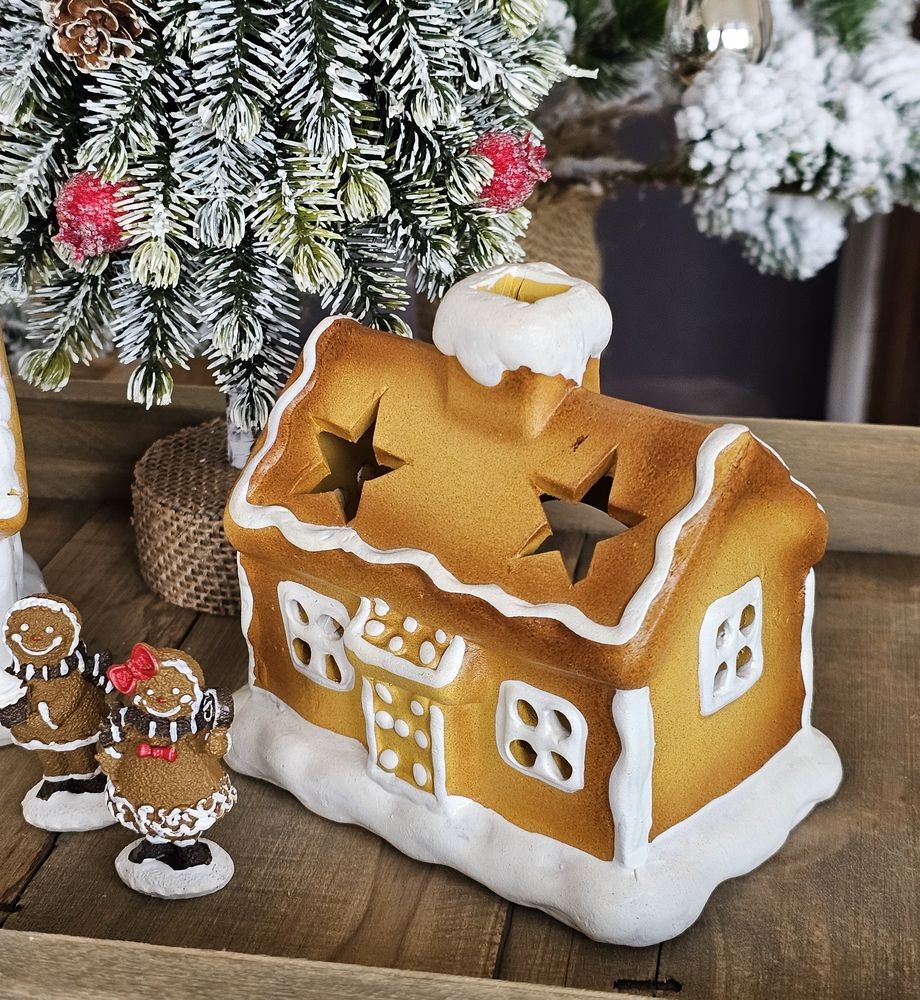 Keramický svícen perníková chaloupka Gingerbread House - 11*8*10 cm Clayre & Eef Keramický svícen perníková chaloupka Gingerbread House - 11*8*10 cm Clayre & Eef