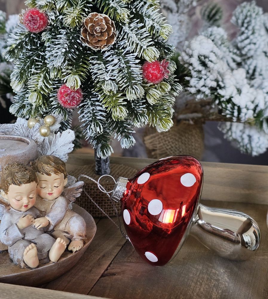 Závěsná skleněná ozdoba houba Muchomůrka - Ø 7*9 cm Clayre & Eef Závěsná skleněná ozdoba houba Muchomůrka - Ø 7*9 cm Clayre & Eef