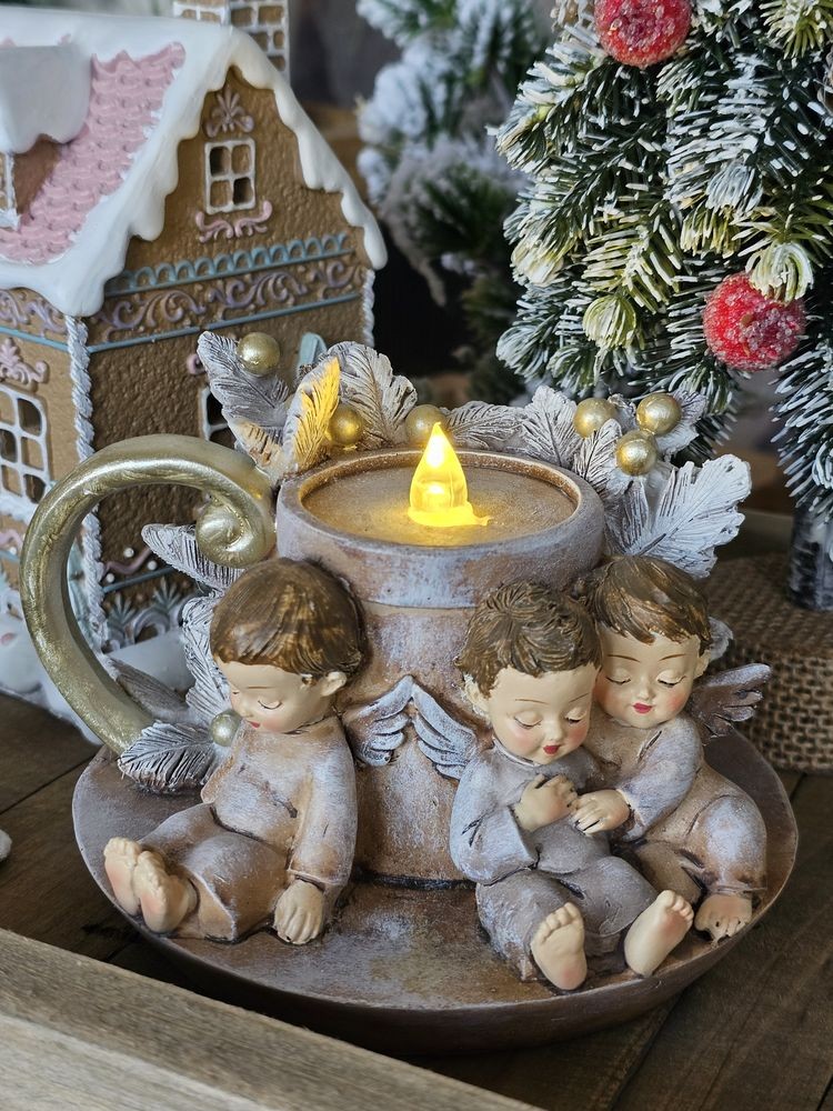 Vánoční dekorace svícen s andílky a led světýlkem Angel - 14*13*10 cm Clayre & Eef Vánoční dekorace svícen s andílky a led světýlkem Angel - 14*13*10 cm Clayre & Eef