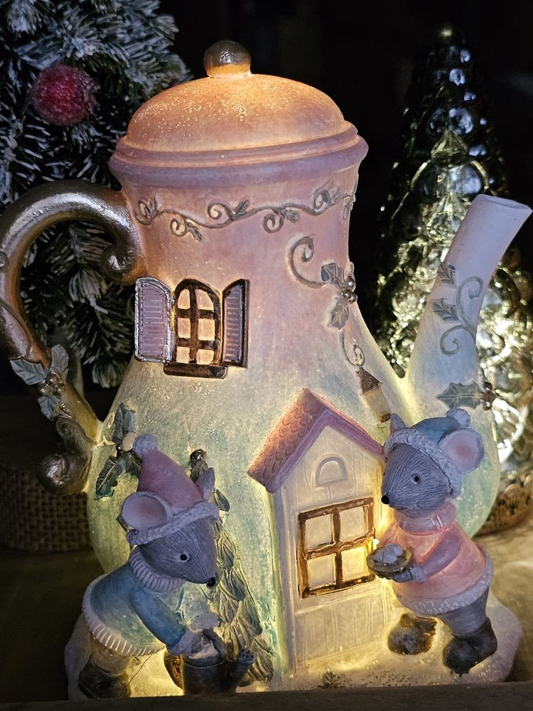 Vánoční dekorace svítící konvička s myškami - 15*12*16 cm Clayre & Eef Vánoční dekorace svítící konvička s myškami - 15*12*16 cm Clayre & Eef