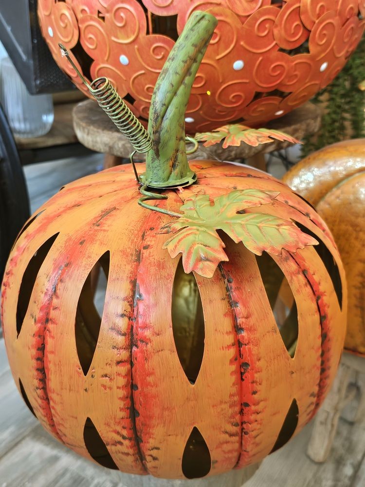 Oranžová kovová dekorace dýně Pumpkin s Led světýlky - Ø 28*34 cm Clayre & Eef Oranžová kovová dekorace dýně Pumpkin s Led světýlky - Ø 28*34 cm Clayre & Eef