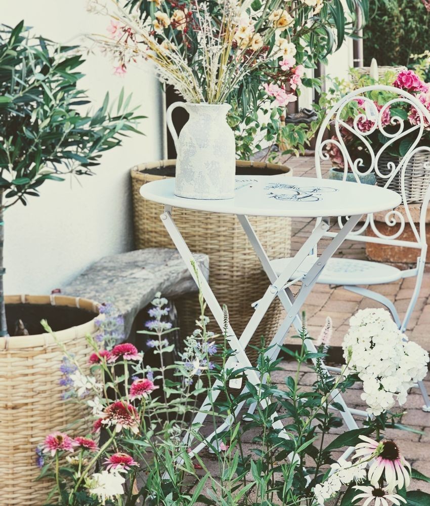 Bílá kovová zahradní bistro set souprava Perfect Day - Ø 60*70 / 2x Ø 40*40*92 cm Clayre & Eef Bílá kovová zahradní bistro set souprava Perfect Day - Ø 60*70 / 2x Ø 40*40*92 cm Clayre & Eef
