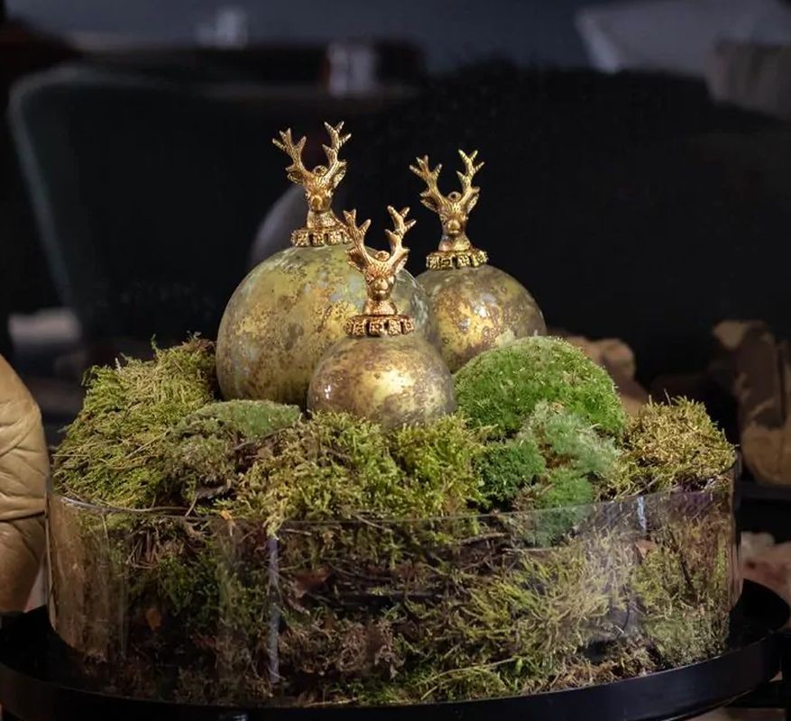Zlato-zelená antik skleněná vánoční koule s jelenem Deer - Ø 12*19 cm Mars & More Zlato-zelená antik skleněná vánoční koule s jelenem Deer - Ø 12*19 cm Mars & More