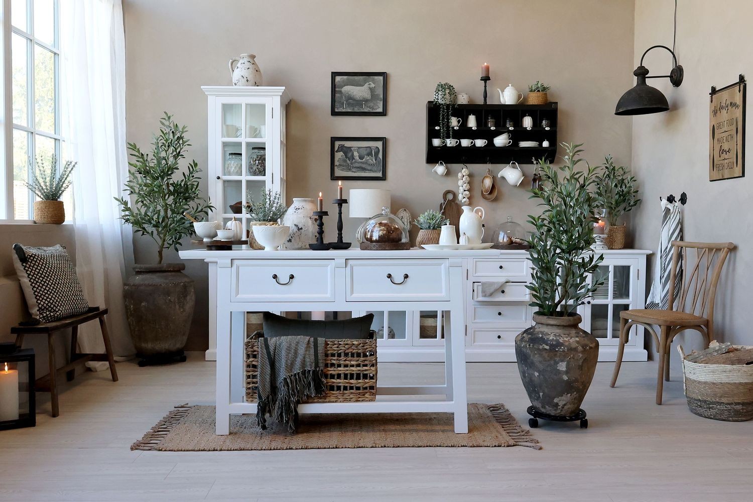 Bílý dřevěný konzolový stůl Service Marseille - 150*40*85 cm Chic Antique Bílý dřevěný konzolový stůl Service Marseille - 150*40*85 cm Chic Antique