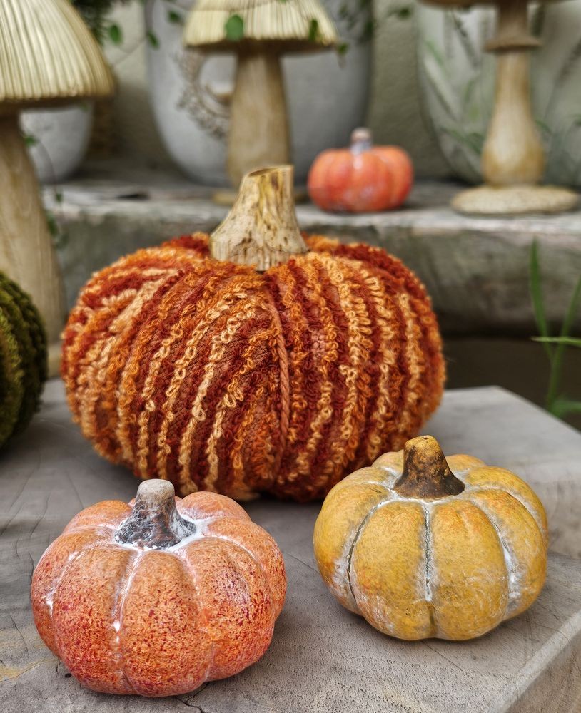 Set 3ks keramická oranžová dekorace dýně Pumpkin - 3* Ø 5*4 cm Clayre & Eef Set 3ks keramická oranžová dekorace dýně Pumpkin - 3* Ø 5*4 cm Clayre & Eef