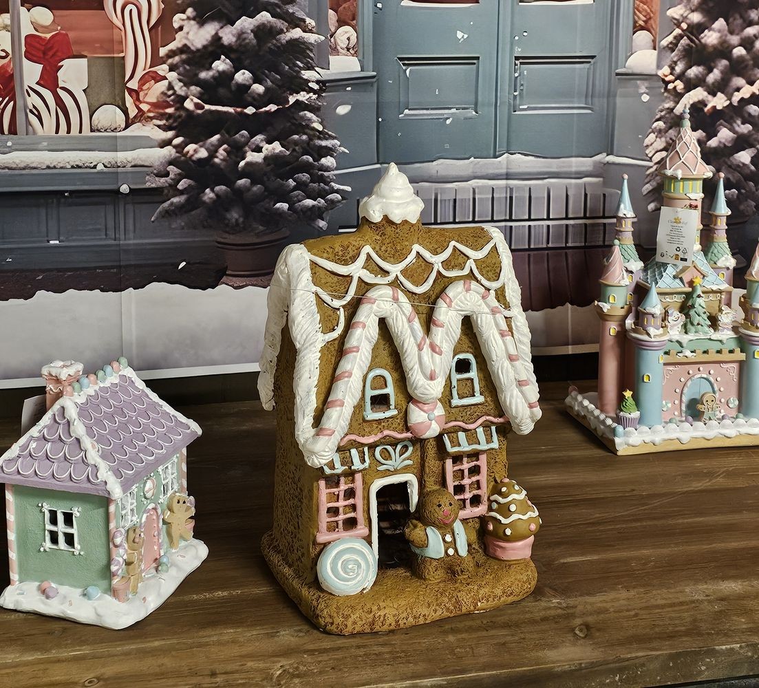 Vánoční perníková chaloupka s Led světýlky Gingerbread House - 22*18*39 cm Clayre & Eef Vánoční perníková chaloupka s Led světýlky Gingerbread House - 22*18*39 cm Clayre & Eef