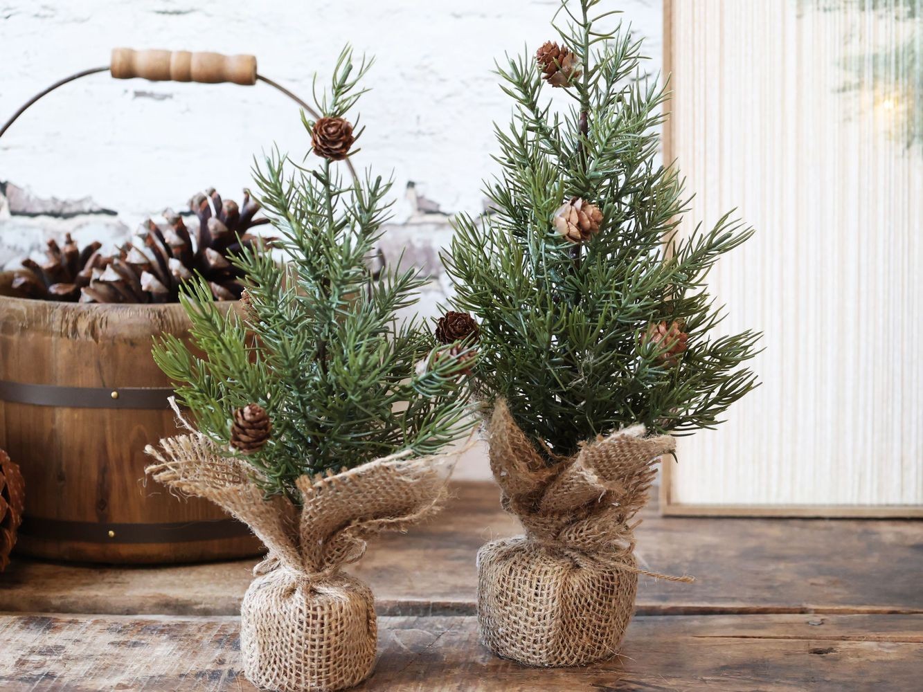 Zelený vánoční borovicový stromek v jutě Fleur Pine Tree - 25 cm Chic Antique Zelený vánoční borovicový stromek v jutě Fleur Pine Tree - 25 cm Chic Antique