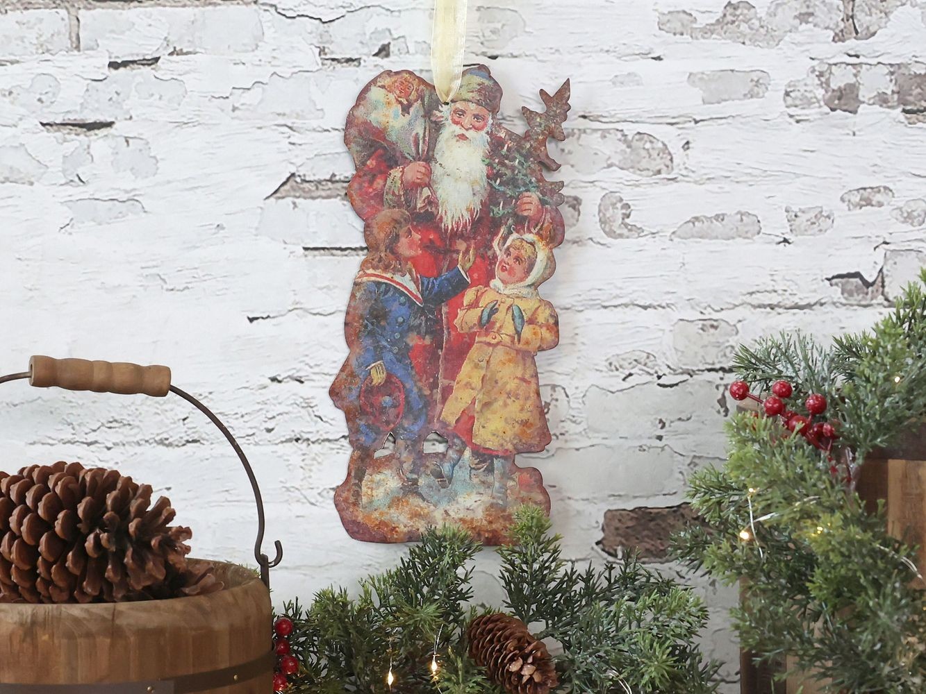 Vánoční kovová závěsná dekorace Santa Vintage - 15*30 cm Chic Antique Vánoční kovová závěsná dekorace Santa Vintage - 15*30 cm Chic Antique