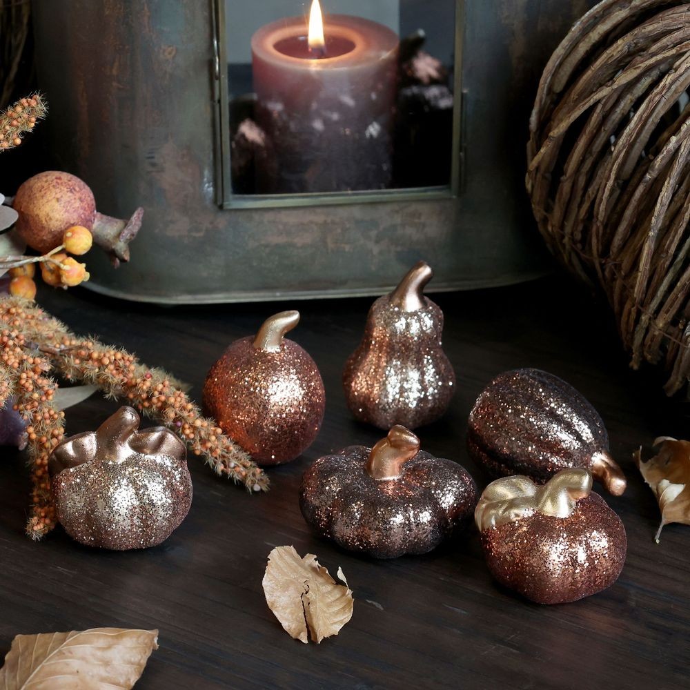 Set 6ks keramická dekorace dýně se třpytkami Pumpkin - Ø 5*7 cm Chic Antique Set 6ks keramická dekorace dýně se třpytkami Pumpkin - Ø 5*7 cm Chic Antique