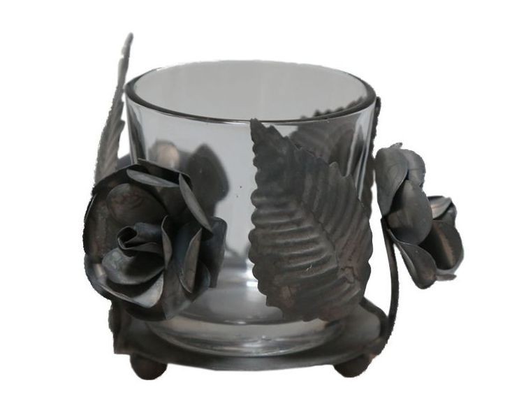 Zinkový antik kovový svícen na čajovou svíčku s květy Flow - Ø 9*7 cm Chic Antique Zinkový antik kovový svícen na čajovou svíčku s květy Flow - Ø 9*7 cm Chic Antique