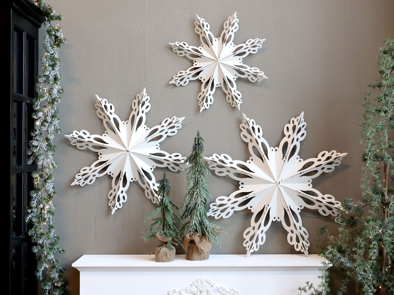 Bílá antik kovová nástěnná dekorace sněhová vločka Snowflake - 63*6 cm Chic Antique Bílá antik kovová nástěnná dekorace sněhová vločka Snowflake - 63*6 cm Chic Antique