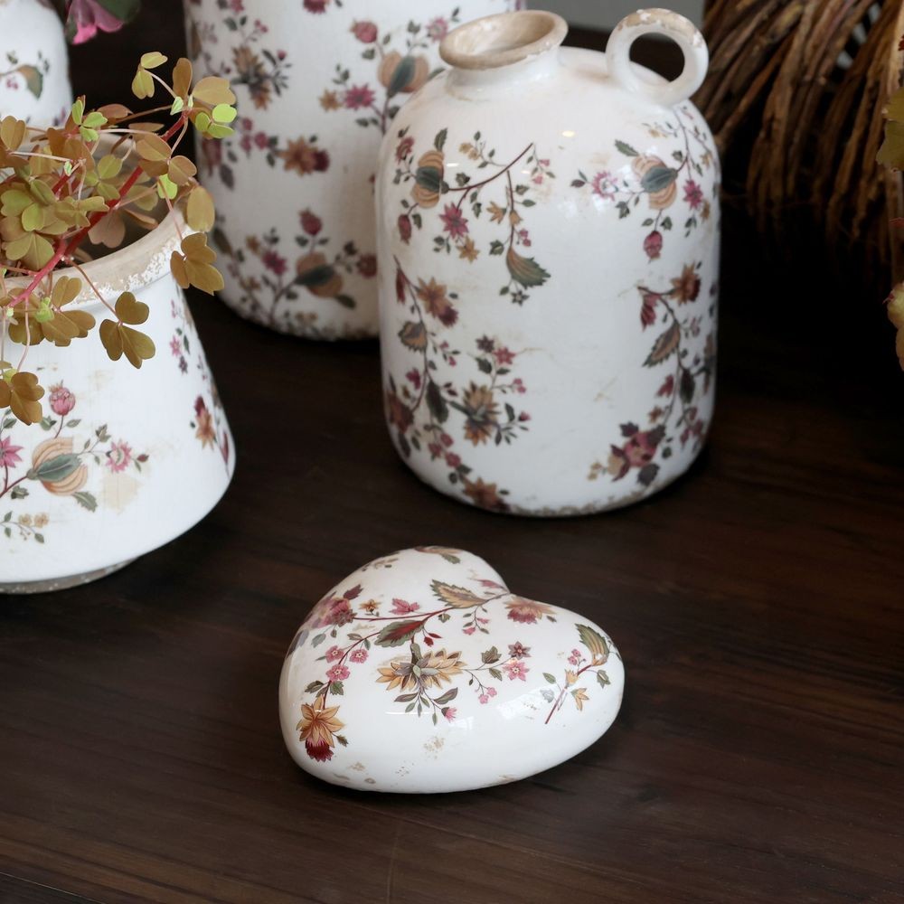 Keramické dekorační srdce s květy Nancy - 11*11*4 cm Chic Antique Keramické dekorační srdce s květy Nancy - 11*11*4 cm Chic Antique